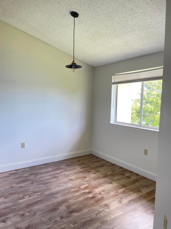 Building Photo - 13212 Glenmoor Dr