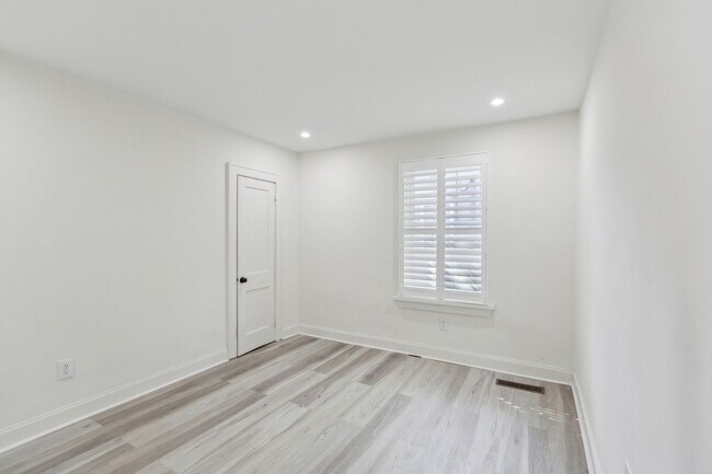 Building Photo - Chic & Modern North Charleston Home with Spacious Backyard