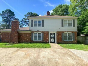 Building Photo - 4 bedroom, 2.5 bath with lots of living sp...