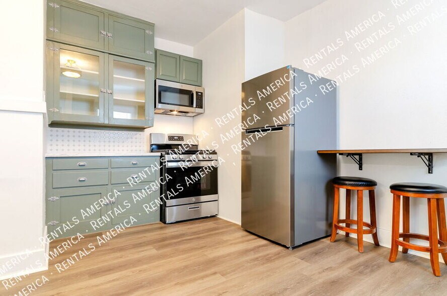 Building Photo - 826 E 6th St