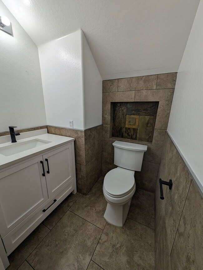 Building Photo - BEAUTIFUL EXECUTIVE STYLE home w/ entertai...