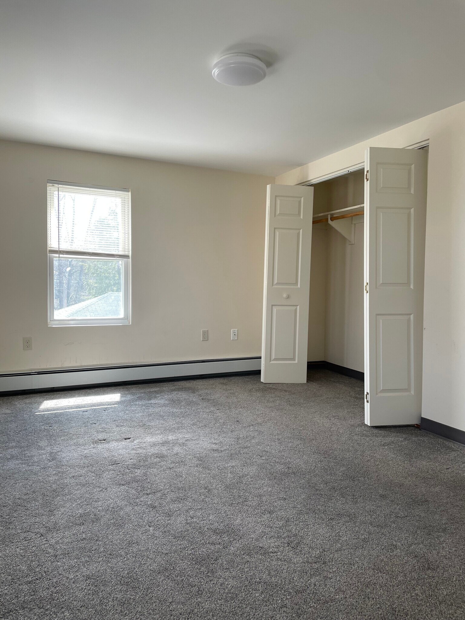 Building Photo - 371 Main St