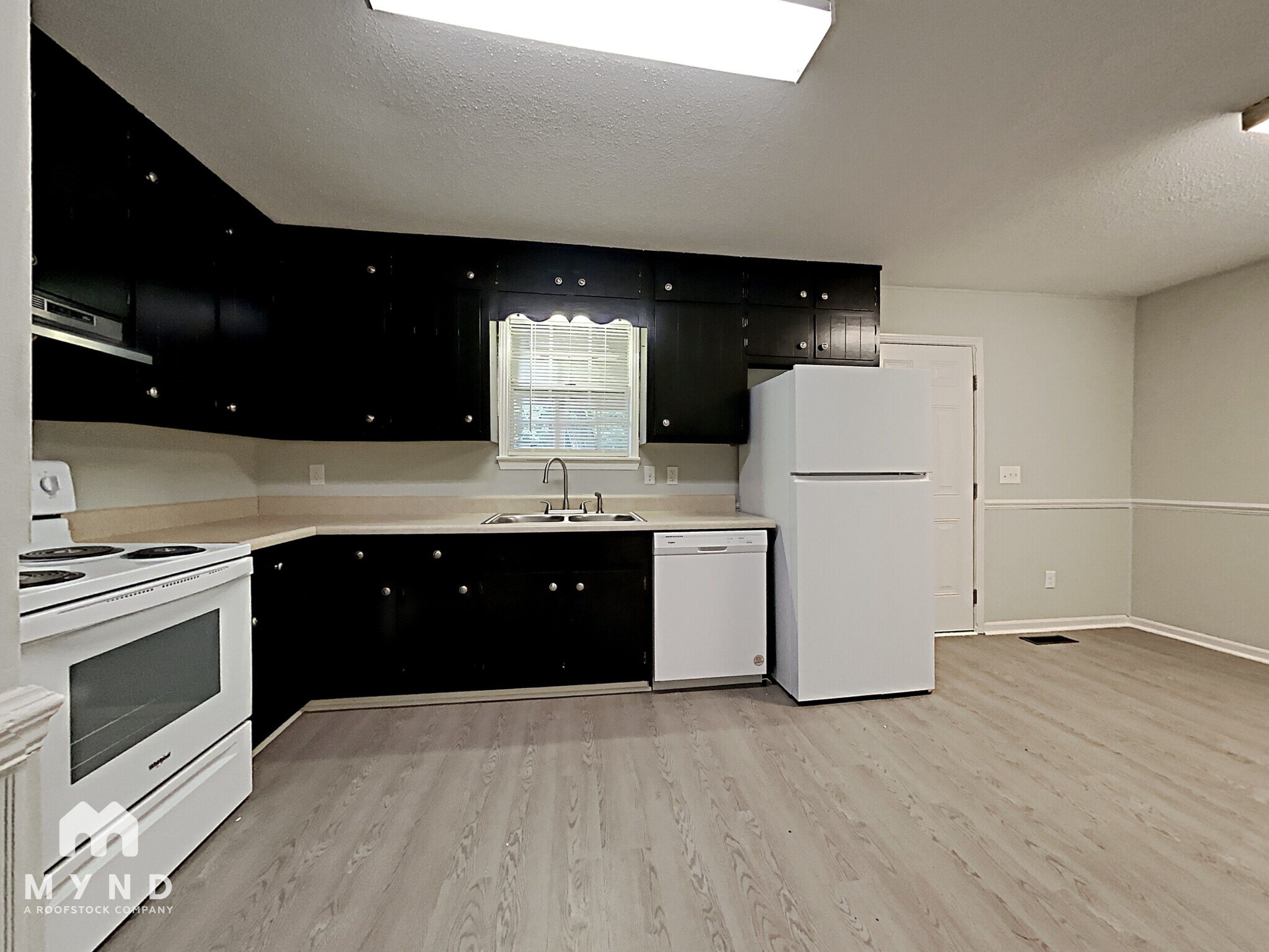 Building Photo - 2624 Garry St