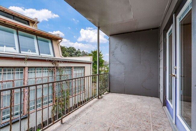 Building Photo - 2-BEDROOM CONDO AT OLMOS PARK TOWNHOMES