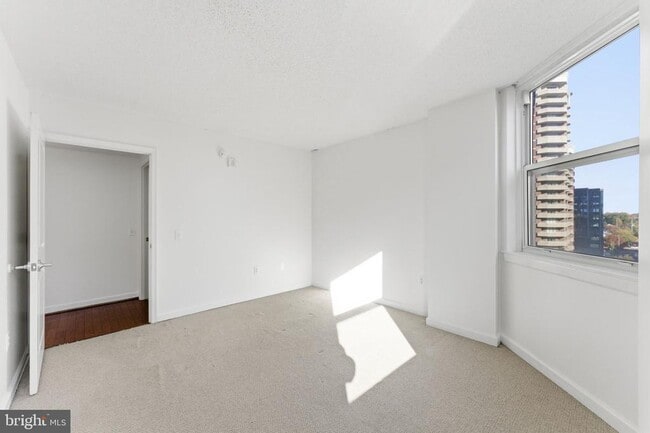Building Photo - 880 N Pollard St