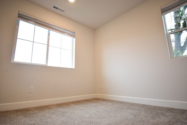 Building Photo - Beautiful 4 Bedroom 3.5 BA Home! Mother in Law Suite, Attached Garage & Top floor Bonus Room!