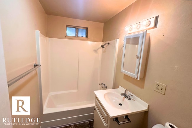 Building Photo - Charming Single Level Apartment in East Me...