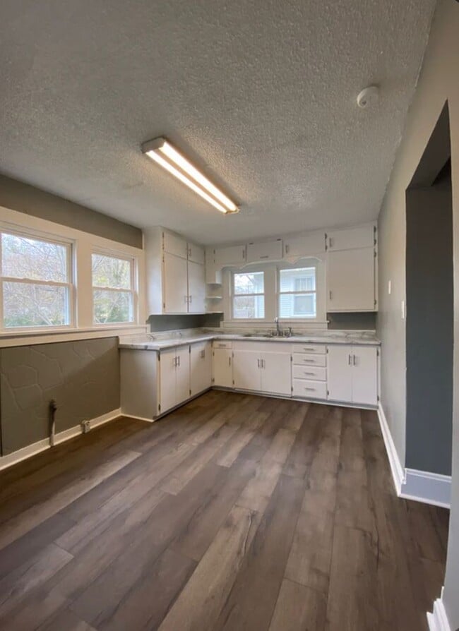 Building Photo - Nice 2 Bed/1 Bath Home, close to downtown