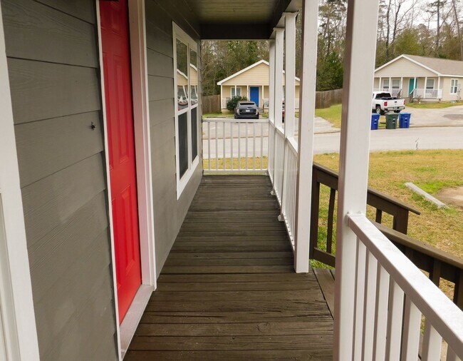 Building Photo - 155 Varsity Dr