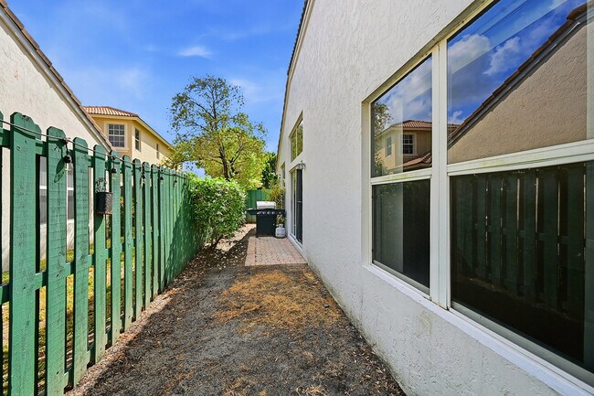 Building Photo - 1852 Capeside Cir