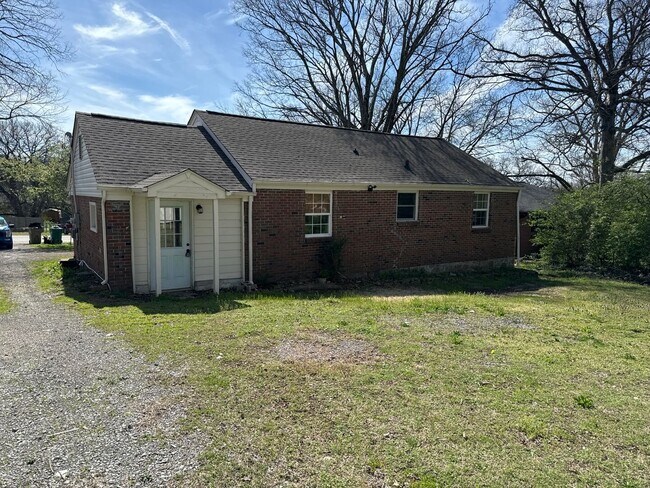 Building Photo - 705 Yowell Ave