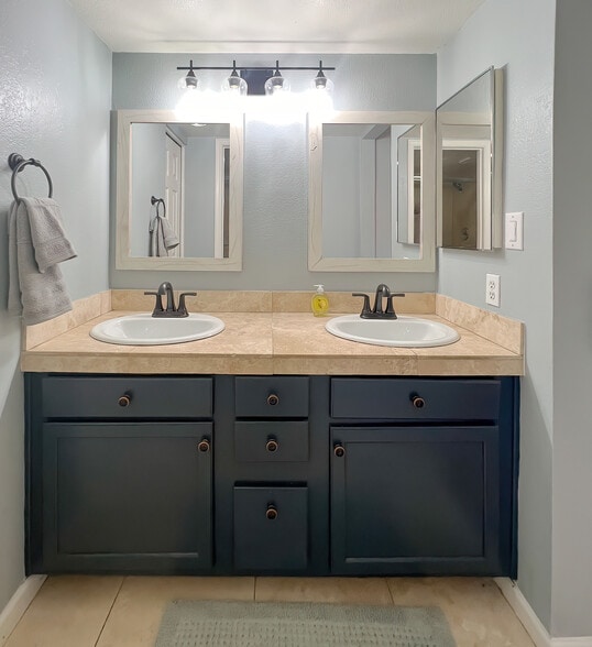 Building Photo - 10301 N 70th St