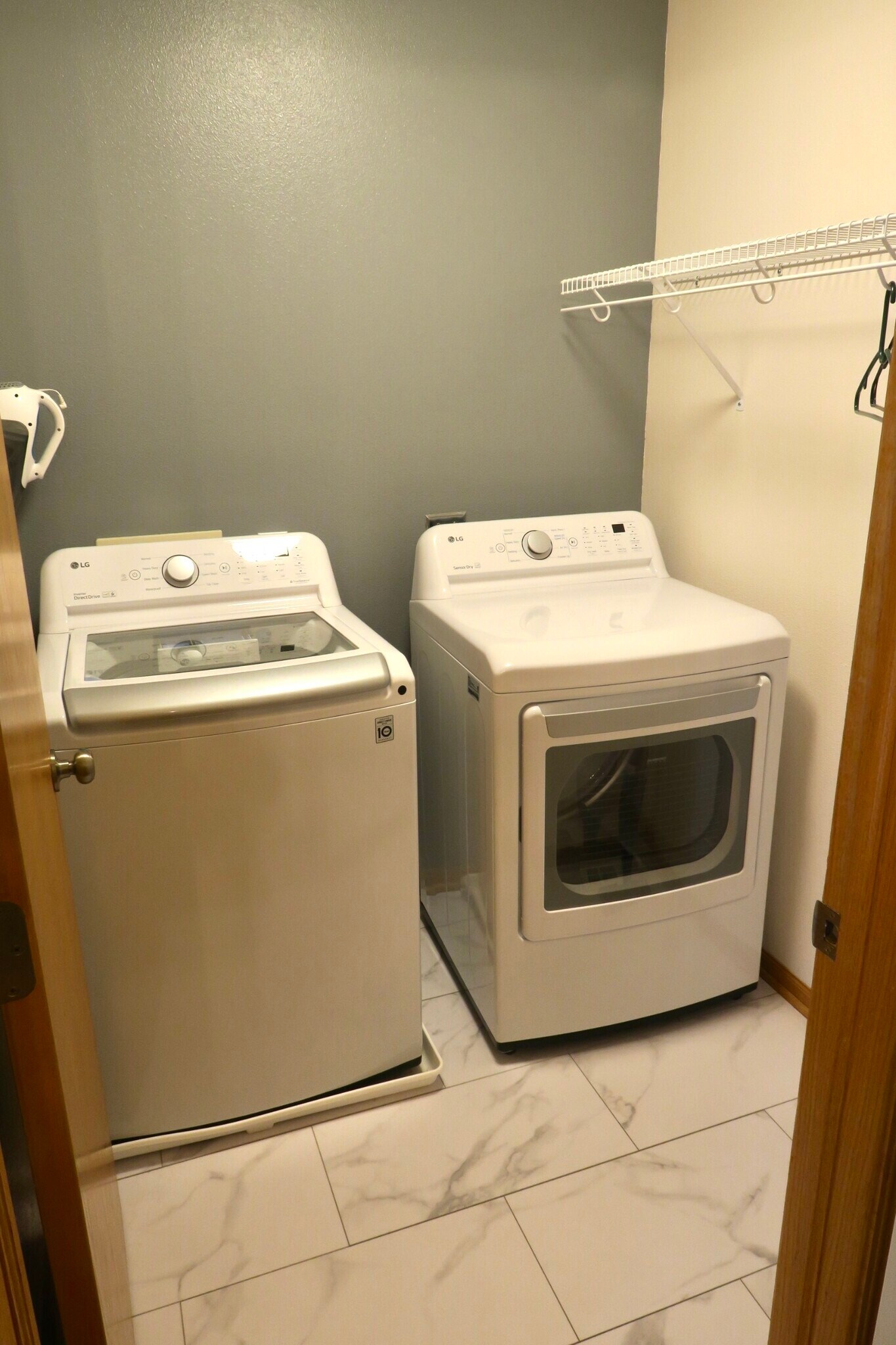 Laundry room (view from kitchen) - 9817 Suncrest Ln