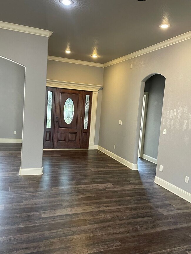 Building Photo - 3 Bedroom, 2 Full Bath, 2-car attached gar...