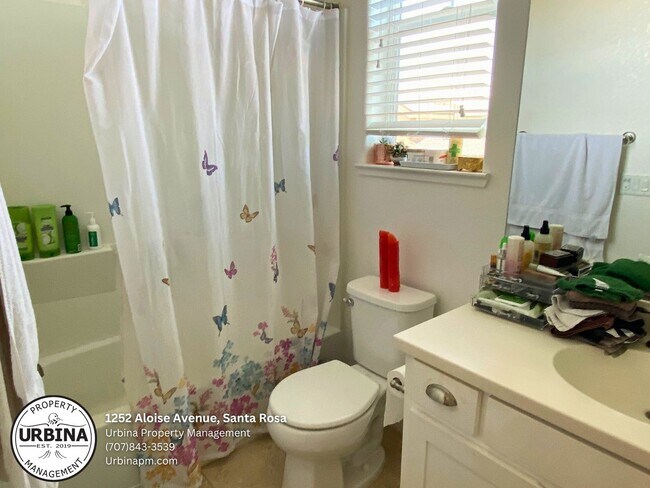 Building Photo - Newer Home, Beautiful Santa Rosa Property!