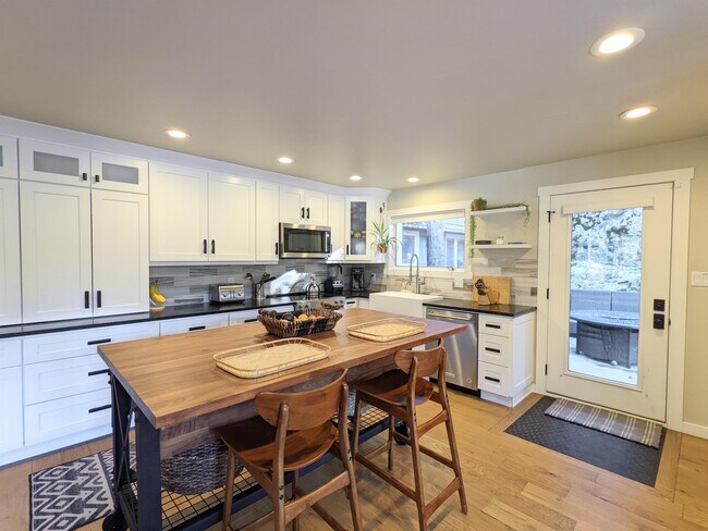 Building Photo - 32114 Upper Bear Creek Rd