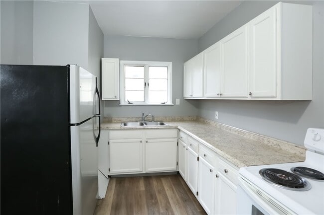 Building Photo - 506 Melville St