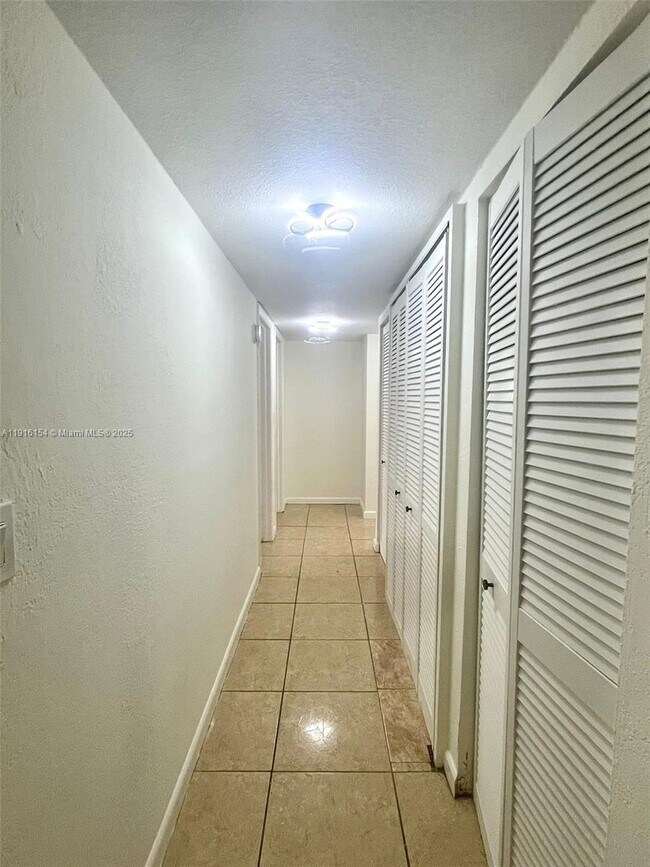 Building Photo - 800 NE 199th St