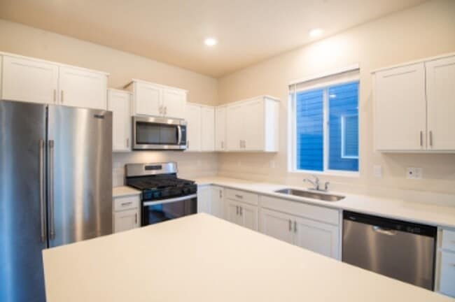 Building Photo - Beautiful newer construction 4 bed, 2.5 ba...