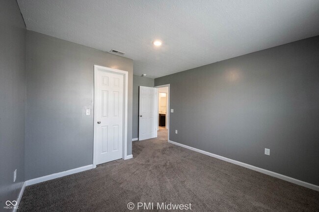 Building Photo - 3975 Fenwick Ln