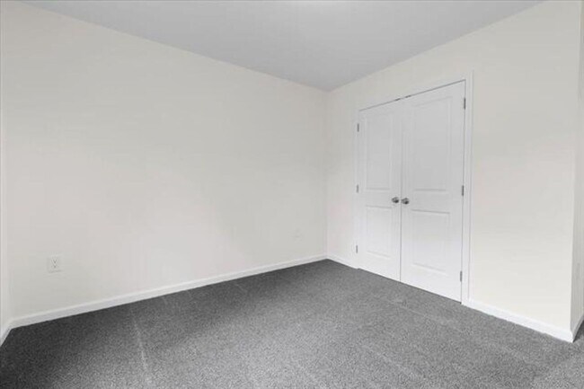 Building Photo - 5 BED 2.5 BATH HOME LOCATED IN BLACKSBURG