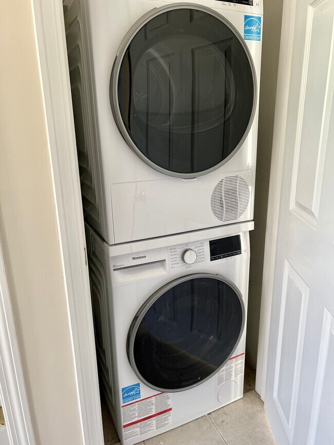 NEW! Blomberg washer/dryer - 801 US Route 1