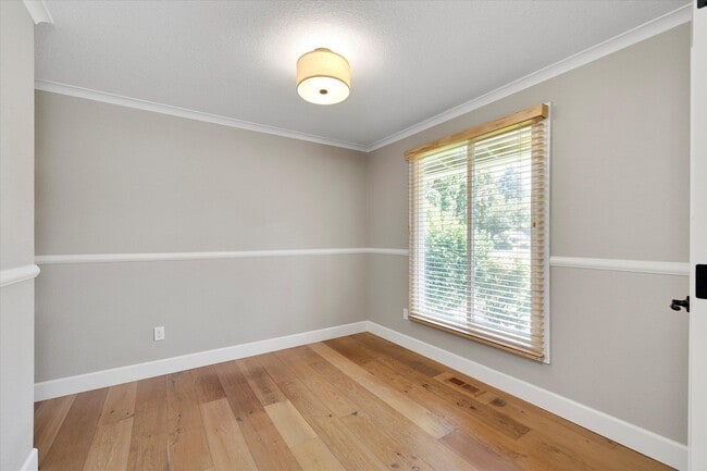 Building Photo - Live in One of Lake Oswego's Most Convenie...