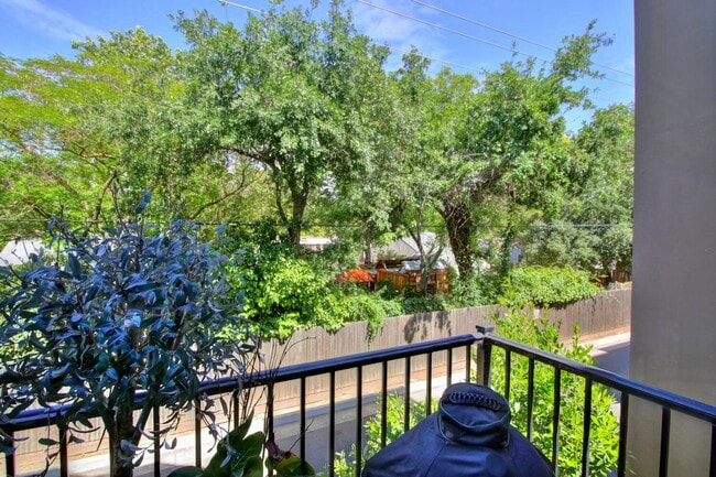 Building Photo - 4 Bed / 3.5 Bath | Crocker Village Brownst...
