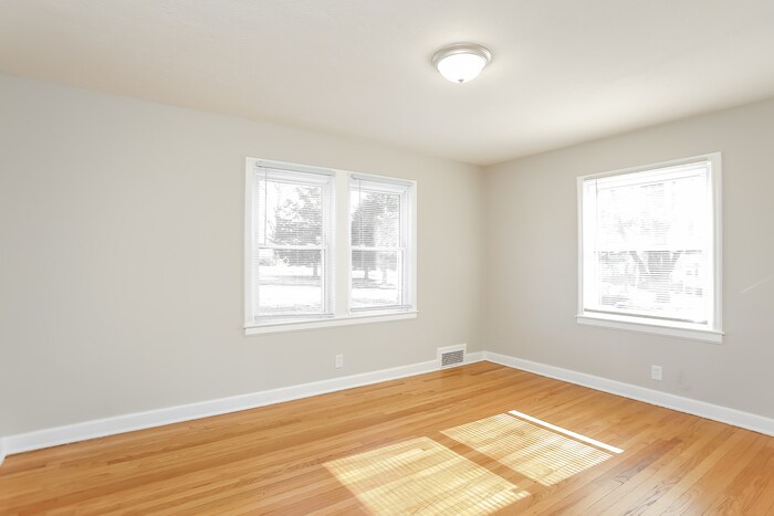 Building Photo - 5004 Glenside Dr