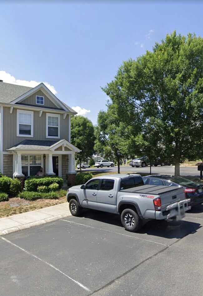 Building Photo - "Charming 2-Bed Oasis with 2.5 Baths in Nashville's Heart - 1,234 Sq Ft of Comfort!" End Unit. Cl...
