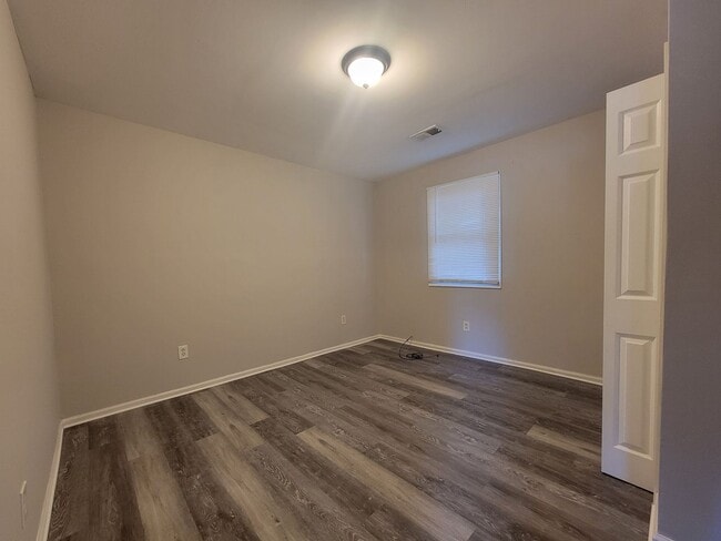 Building Photo - Homes in this area lease quickly — schedule your tour before it’s gone