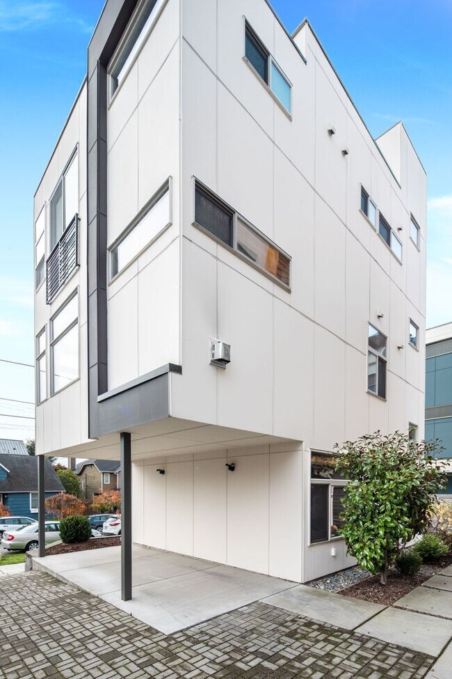 Building Photo - Bright 3 BR 2.5 BA Ballard Townhome