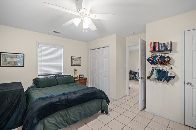 Building Photo - Southside Savannah Gem – 4BR Home in Windsor Forest with Sunroom & Patio