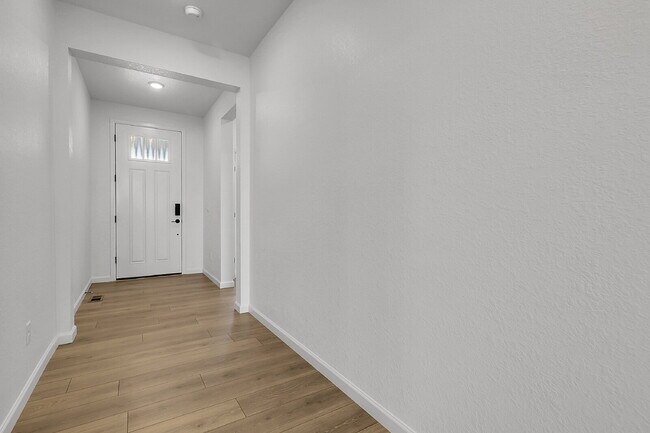 Building Photo - $2,995, 3-bed, 2.5-bath located in Castle ...