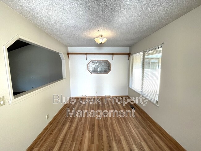 Building Photo - 930 St Clair Dr