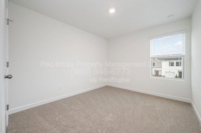 Building Photo - 8033 Hidden Spgs Trl