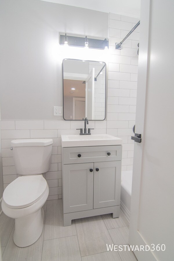 Building Photo - 6141 N Hermitage Ave