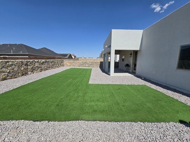 Building Photo - LUXURIOUS EASTSIDE HOME FOR RENT