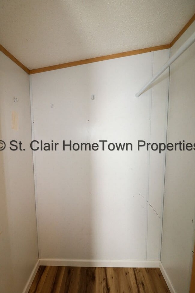 Building Photo - Large Home