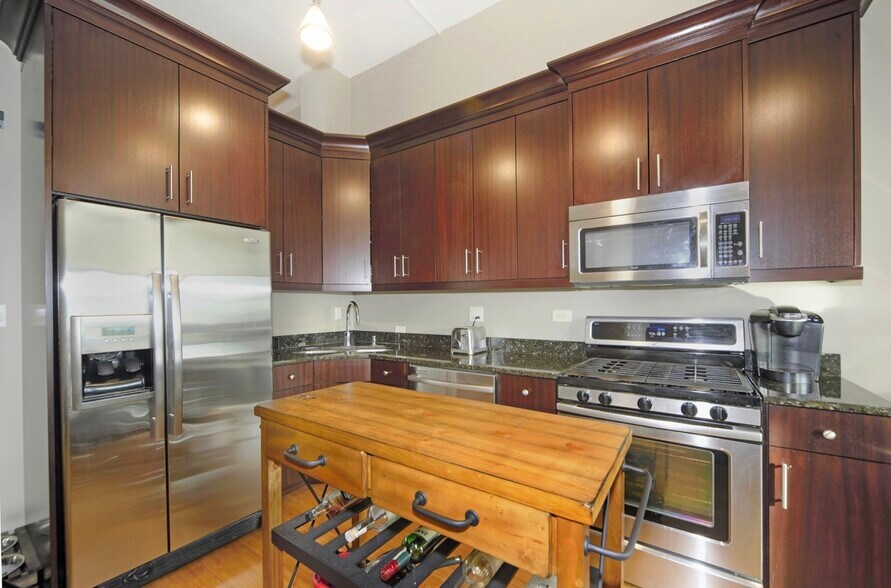 Building Photo - 812 W Van Buren St