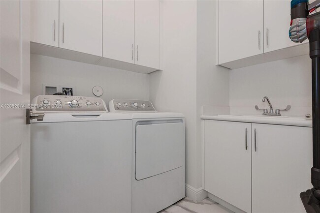 Building Photo - 12835 Bayside Ct