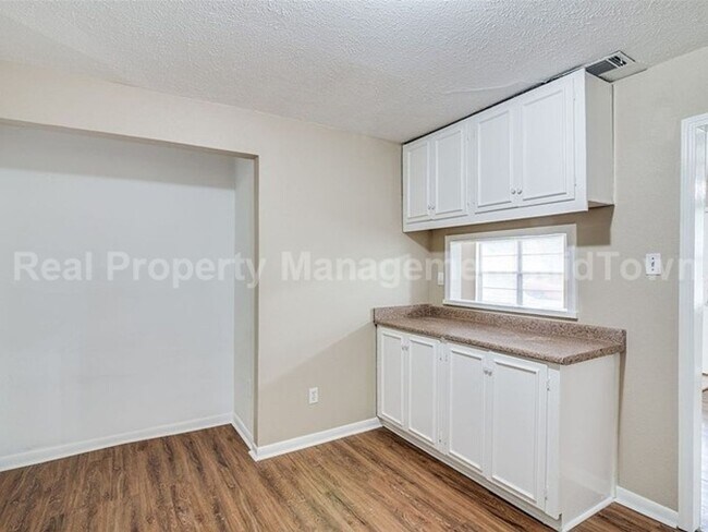 Building Photo - Charming 3-Bedroom Home with Spacious Yard...