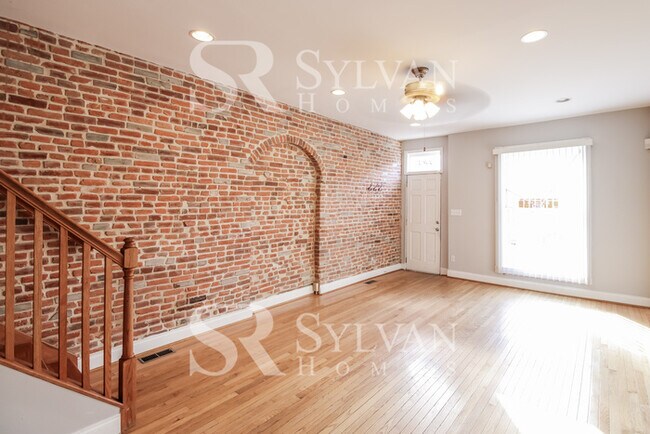 Building Photo - Where Charm Meets Comfort