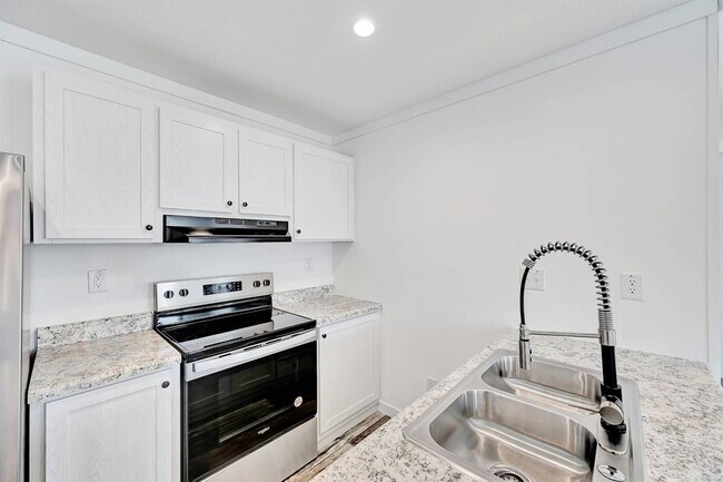 Building Photo - 2563 Skyview St
