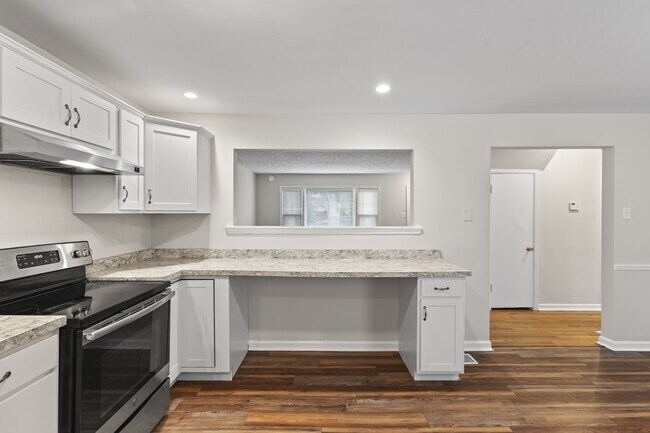 Building Photo - 702 Della Dr