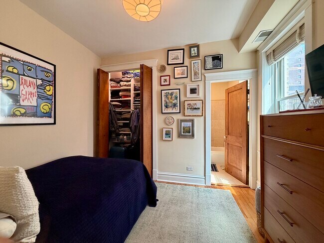 Building Photo - 448 W Wrightwood Ave