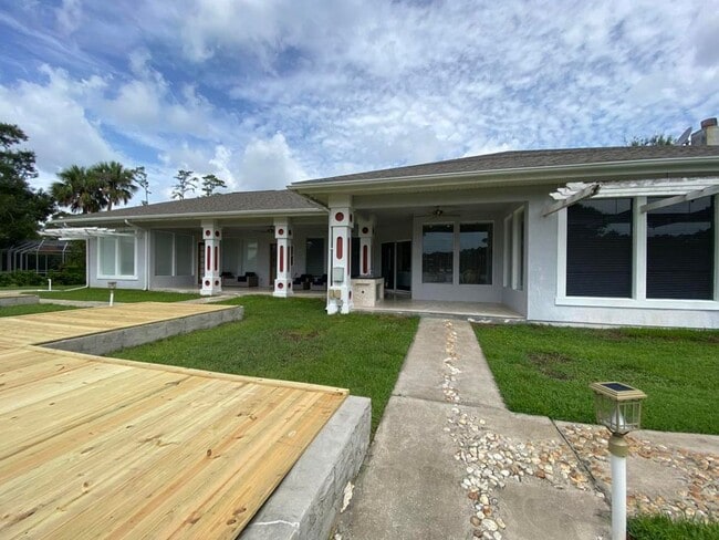 Building Photo - Spacious 3/2 with In-Law Suite