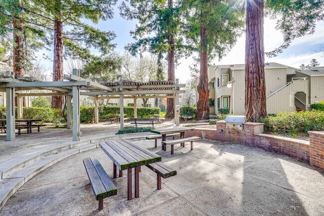 Building Photo - 2/2 Downstairs Condo in a Great Location Nestled Behind EBAY in The Hamilton Corners Community