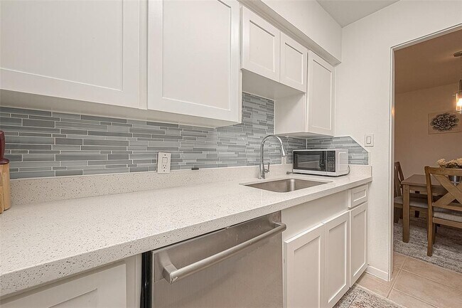 Building Photo - 2201 Fountain View Dr