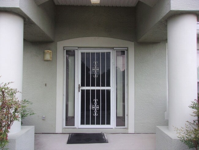 Building Photo - Beautiful & Spacious